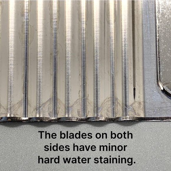 The Pampered Chef Crinkle Cutter - Picture 12 of 14